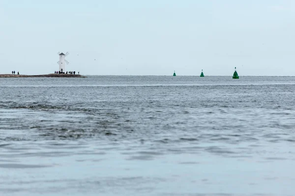 Starý maják ve Swinoujscie, přístavu v Polsku u Baltského moře. Maják byl navržen jako tradiční větrný mlýn. Panoramatický obrázek. — Stock fotografie