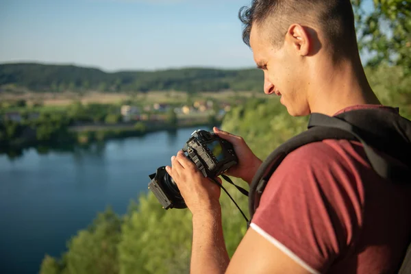 Photographer's boyfriend takes a photo of landscape — Stock Photo, Image