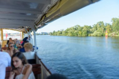 Düğün konukları Odra nehrinde bir yolcu gemisine biniyorlar. Szcze