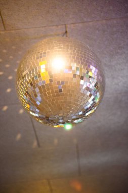 Güzel dekore edilmiş düğün masası ve düğün salonundaki diğer detaylar. Düğün günü..