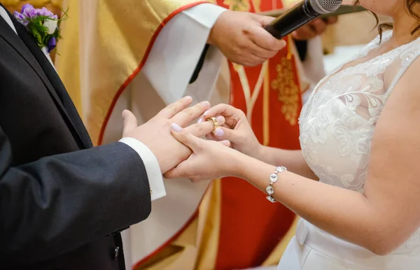 Gelin ve damat nikah töreninde alyans taktılar.