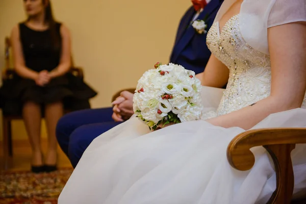 Menyasszony és vőlegény a templomi esküvőn a szertartás alatt. Gyönyörű dekoráció.. — Stock Fotó