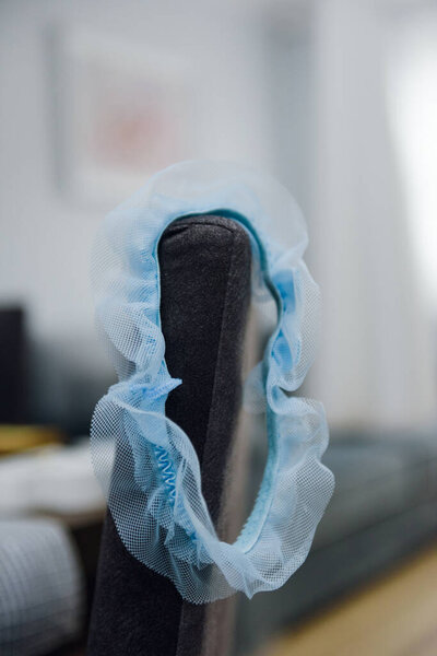 Подружка невесты помогает стройной невесте шнуровать свое свадебное белое платье, застегивая на тонком кружеве пушистую юбку на талии. Утренняя подготовка невесты детали молодоженов. Свадебные дни, износ.