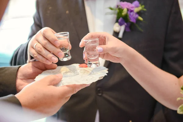 Traditional polish greeting the bride and groom by the parents with bread and salt. Vodka also in glasses — Stock Photo, Image