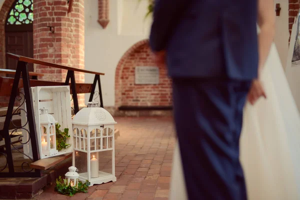 Kirchenasyl vor einer Trauung. Leere Stühle für Brautpaar. — Stockfoto