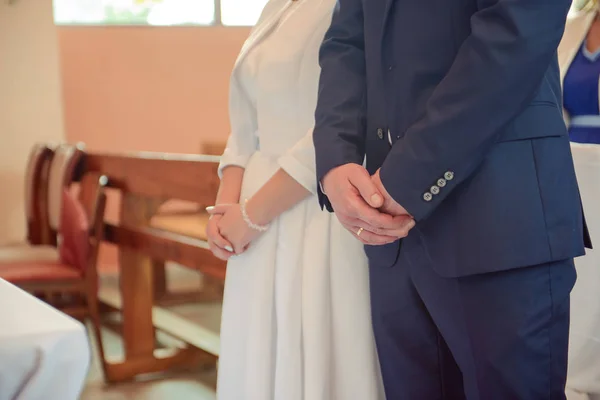 समारोह के दौरान चर्च शादी में दुल्हन और दुल्हन। सुंदर सजावट . — स्टॉक फ़ोटो, इमेज
