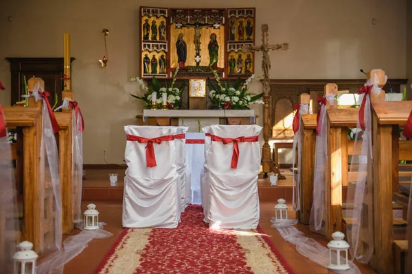 Церковне святилище перед весільною церемонією. Порожні стільці для нареченого і нареченого . Стокове Зображення