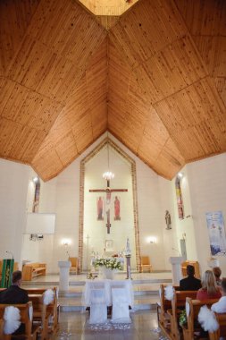 Düğün öncesi kilise mabedi. Gelin ve damat için boş sandalyeler.