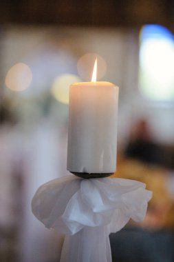 Düğün öncesi kilise mabedi. Gelin ve damat için boş sandalyeler.