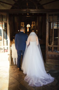Kilise düğününde gelin ve damat. Güzel dekorasyon.