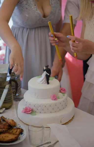 Délicieux gâteau de mariage à la fête. Effets de fumée et de feu. — Photo