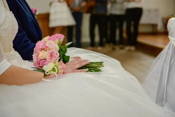 Noiva e noivo no casamento da igreja durante a cerimônia. Bela decoração. — Fotografia de Stock