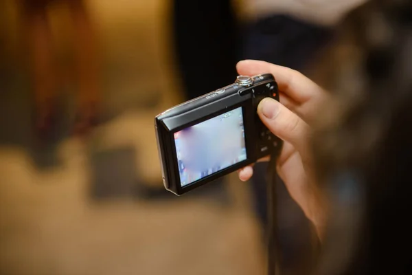 Photo camera in hand taking pictures at wedding party. — Stock Photo, Image