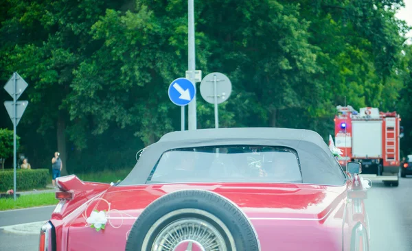 Voiture de mariage de luxe décorée de belles fleurs. Mariées et — Photo