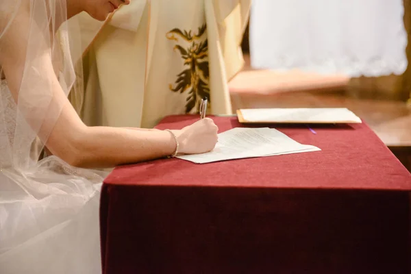 Sposo e sposo firma contratto di matrimonio che dimostra il loro matrimonio — Foto Stock