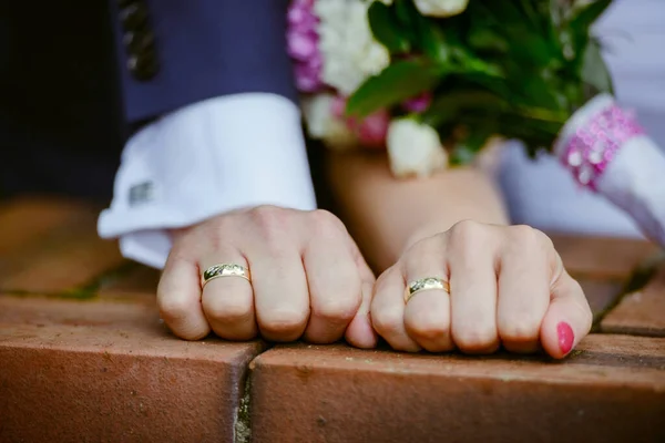 Belos dois anéis de casamento dourados. Feito de material da mais alta qualidade. — Fotografia de Stock