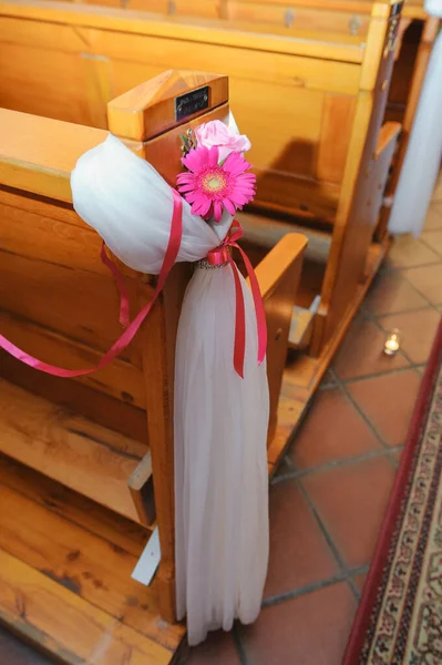 Church sanctuary before a wedding ceremony. Empty chairs for bride and groom. — Stock Photo, Image