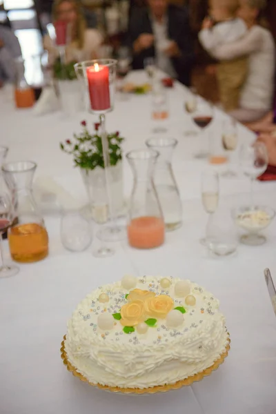 Pyszne ciasto weselne na przyjęciu. Efekty dymu i ognia. — Zdjęcie stockowe