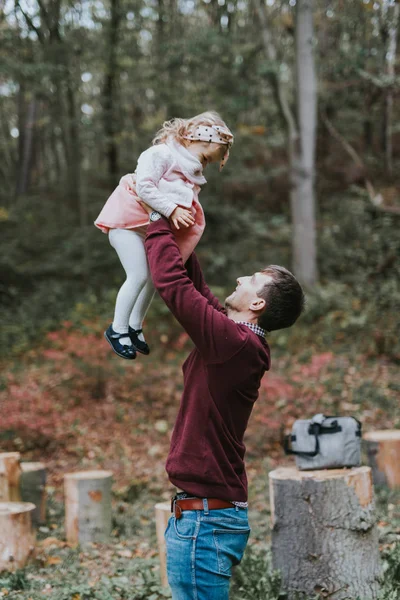 Pequena filha montando pai nos ombros — Fotografia de Stock