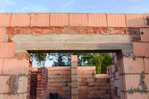 Intérieur d'une maison en brique rouge inachevée Murs en construction sans toiture — Photo