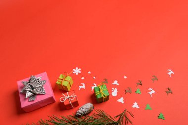 Noel ya da Yeni Yıl arkaplanı, Noel süslemeleri ve köknar dallarından yapılmış sade kompozisyon, düzlük, karşılama metni için boş alan