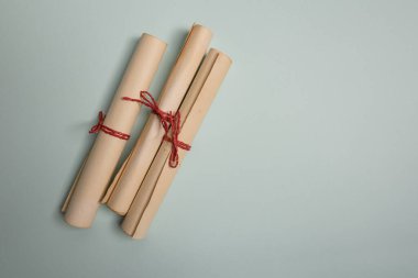 Kuzgun tüyü, mürekkep hokkası ve kırmızı arka planda eski sarı kağıt. Boşluğu kopyala.