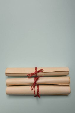 Kuzgun tüyü, mürekkep hokkası ve kırmızı arka planda eski sarı kağıt. Boşluğu kopyala.