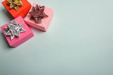 Noel hediyeleri güzel süslenmiş fiyonklar ve tüylerle. Yukarıdan görünüm.