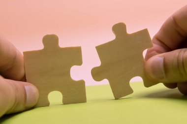 Kireç arka planında insan eli bulmacaları birleştiriyor