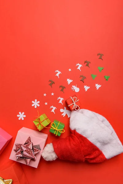 Boże Narodzenie lub Nowy Rok tło, gładka kompozycja wykonana z dekoracji świątecznych i gałązek jodły, płaskie leżaki, puste miejsce na tekst powitalny — Zdjęcie stockowe