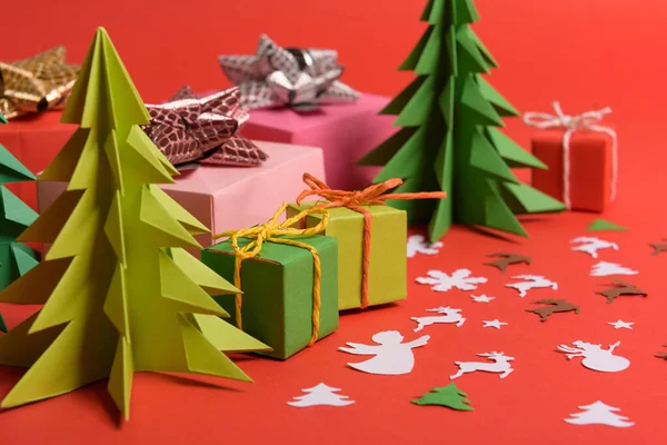 Fondo de Navidad o Año Nuevo, composición simple hecha de decoraciones de Navidad y ramas de abeto, disposición plana, espacio en blanco para un texto de saludo — Foto de Stock