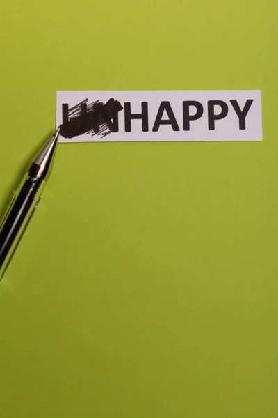 卡片智慧文字不快乐，切字"不"，所以它写了"快乐" 。 复制空间。 Lime的背景。 工作室拍摄 — 图库照片