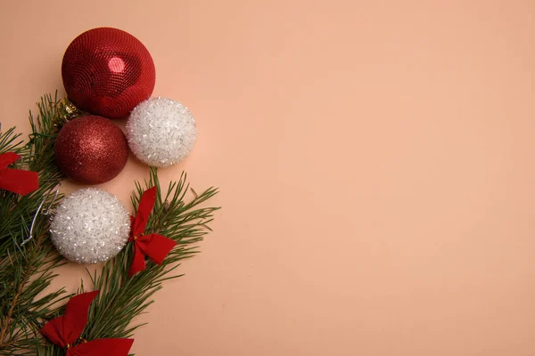 Kerst of Nieuwjaar achtergrond, eenvoudige compositie gemaakt van kerstversiering en sparren takken, platte lay, lege ruimte voor een begroetingstekst — Stockfoto