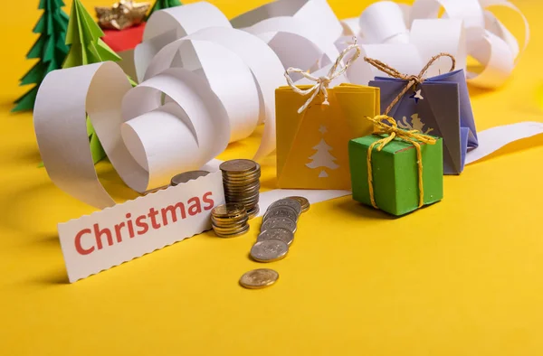 Concepto de gastos de vacaciones. Larga lista de gastos de Navidad retorcida, regalos, regalos, monedas de dinero y texto de Navidad. —  Fotos de Stock