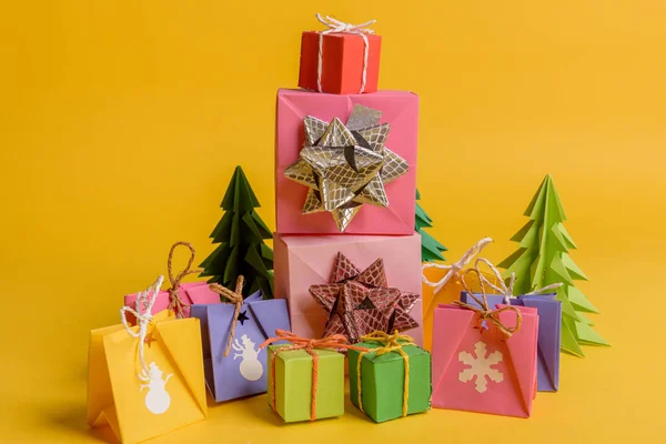 Weihnachten oder Neujahr Hintergrund, einfache Komposition aus Weihnachtsschmuck und Tannenzweigen, flache Lage, freie Fläche für einen Grußtext — Stockfoto