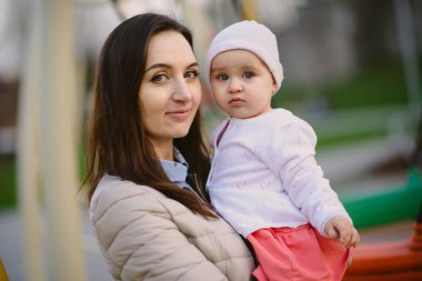 Parktaki mutlu anne ve kız. Güzel doğa sahnesi 