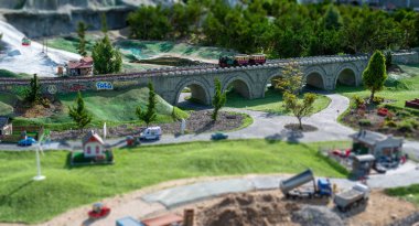 İnşaat sırasında gökyüzü treninin tren istasyonu