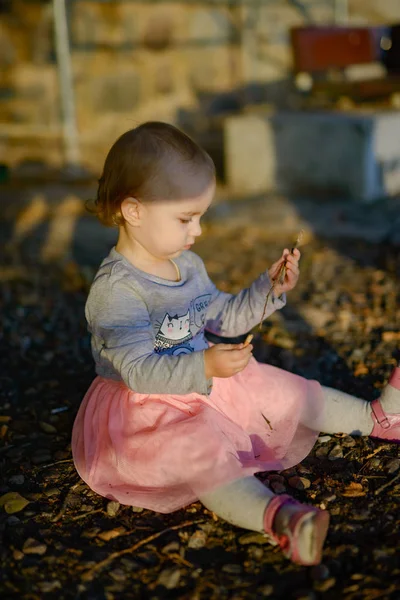 Adorable chica divirtiéndose en hermoso día de otoño. imagen auténtica infancia. — Foto de Stock