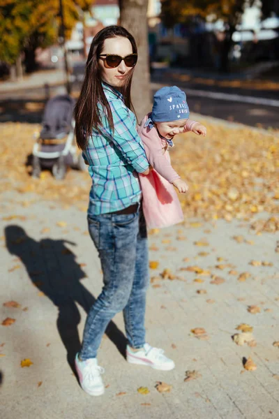 Ragazza adorabile divertirsi nella bella giornata autunnale. chil autentico — Foto Stock