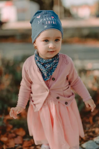 Schattig meisje die plezier heeft op een mooie herfstdag. authentiek kinderbeeld. — Stockfoto