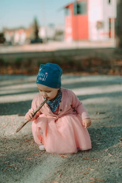 Menina adorável se divertindo no belo dia de outono. imagem de infância autêntica. — Fotografia de Stock