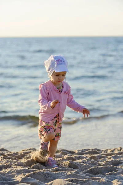 Menina da criança adorável em uma praia de areia ensolarada. Infância autêntica. — Fotografia de Stock