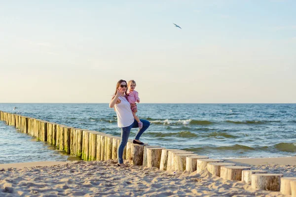 엄마와 딸 이 해변에서 놀고 있습니다. 진정 한 이미지 — 스톡 사진