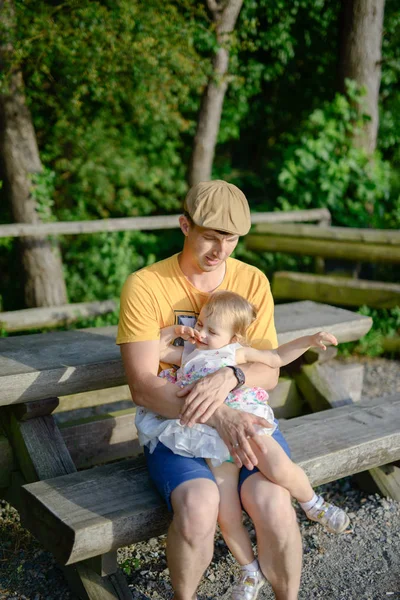 Feliz familia amorosa. Padre y su hija niña jugando y abrazándose al aire libre. Linda niña abraza a papá. Concepto del día del Padre. Imagen auténtica —  Fotos de Stock