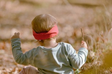 Sevimli kız güzel bir sonbahar gününde eğleniyor. otantik çocukluk resmi.