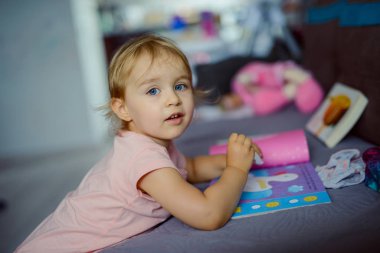 Sevimli bir kızın portresi. Çocukluk. Otantik resim.