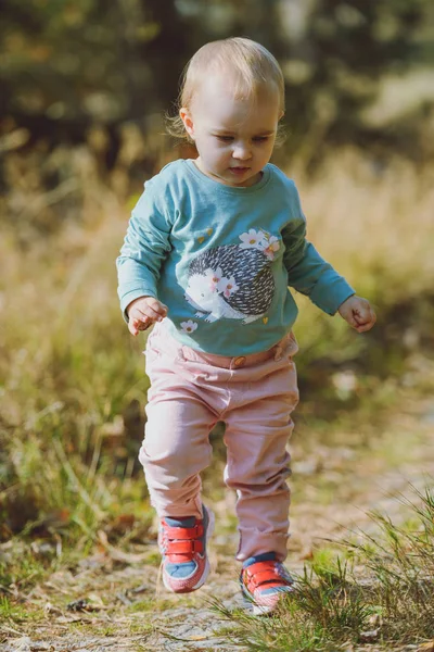 Menina adorável se divertindo no belo dia de outono. chil autêntico — Fotografia de Stock