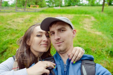 Dağlarda turist çift