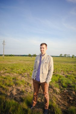 adam çayır üzerinde