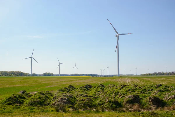 Jasnoniebieskie niebo i turbina wiatrowa — Zdjęcie stockowe